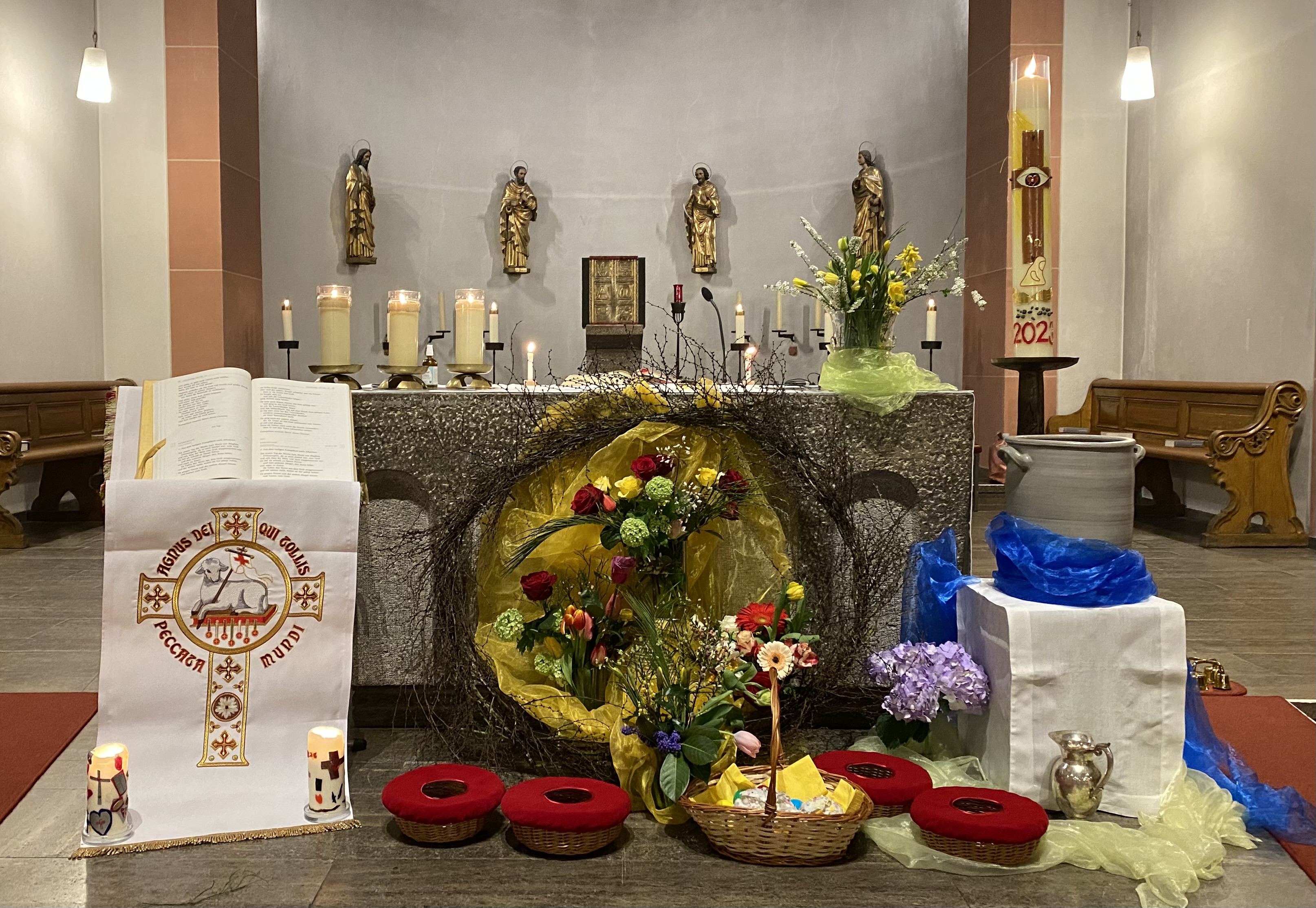  Geschmückter Altar zur Auferstehung Christi © Angela Subtil