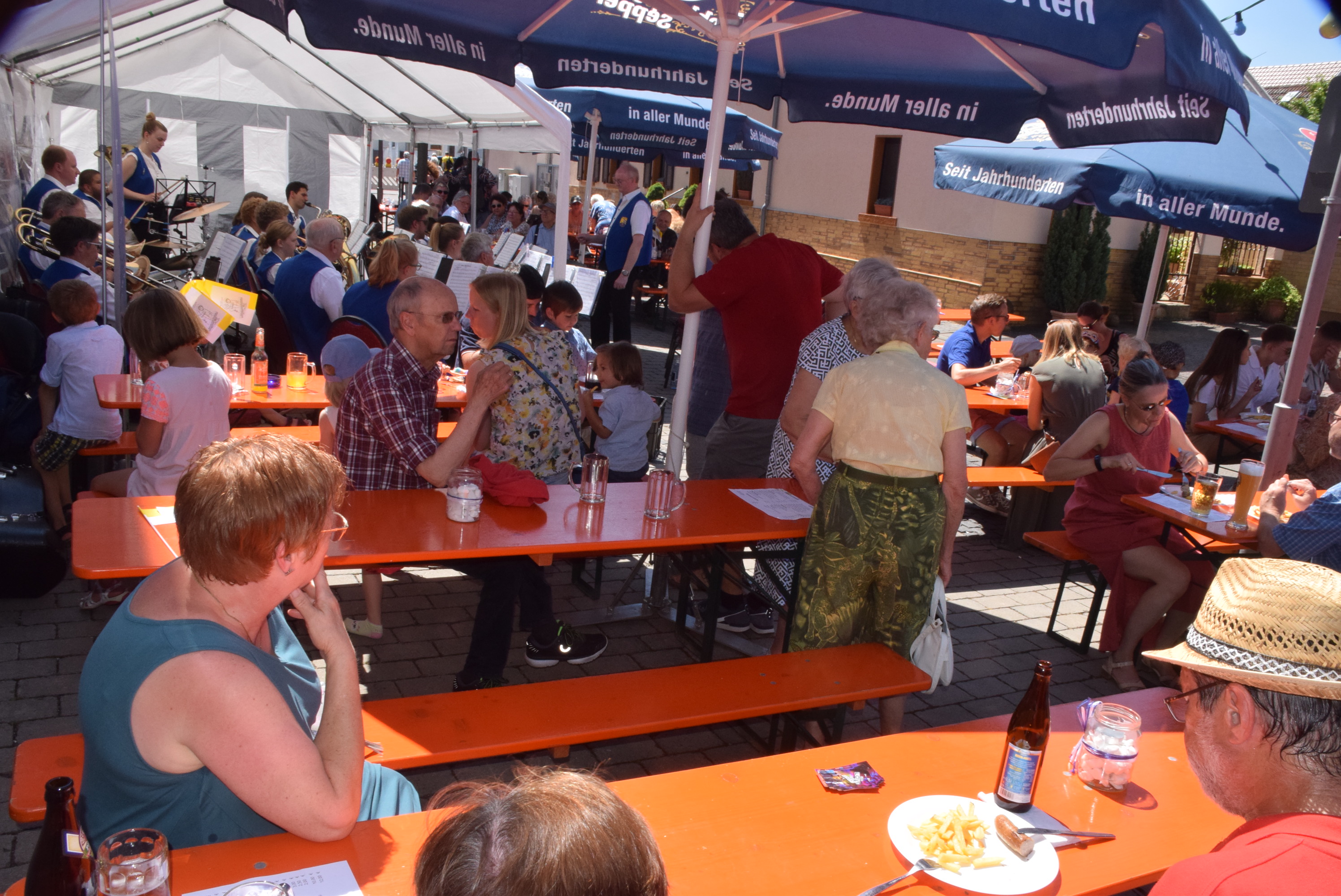  Ein Blick über das Pfarrfest in St. Peter und Paul. © Holger Hackendahl
