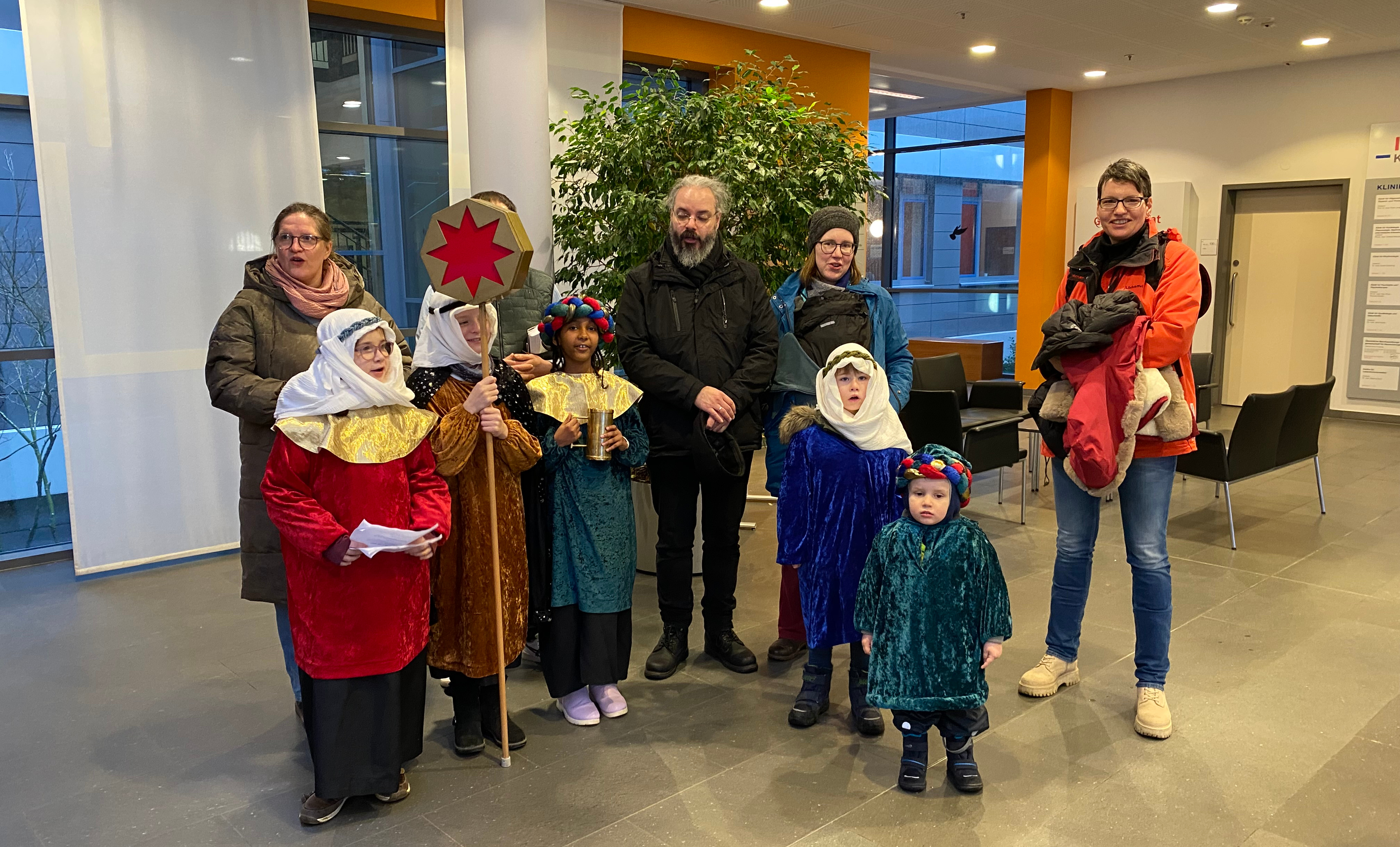  Eine Gruppe besuchte am Freitag, 09.01.2026 das Stadtkrankenhaus in Hanau und brachte den Segen in die verschiedenen Stationen. Dies ist den Sternsingern jedes Jahr ein wichtiger Anliegen. Foto &copy; Privat.
