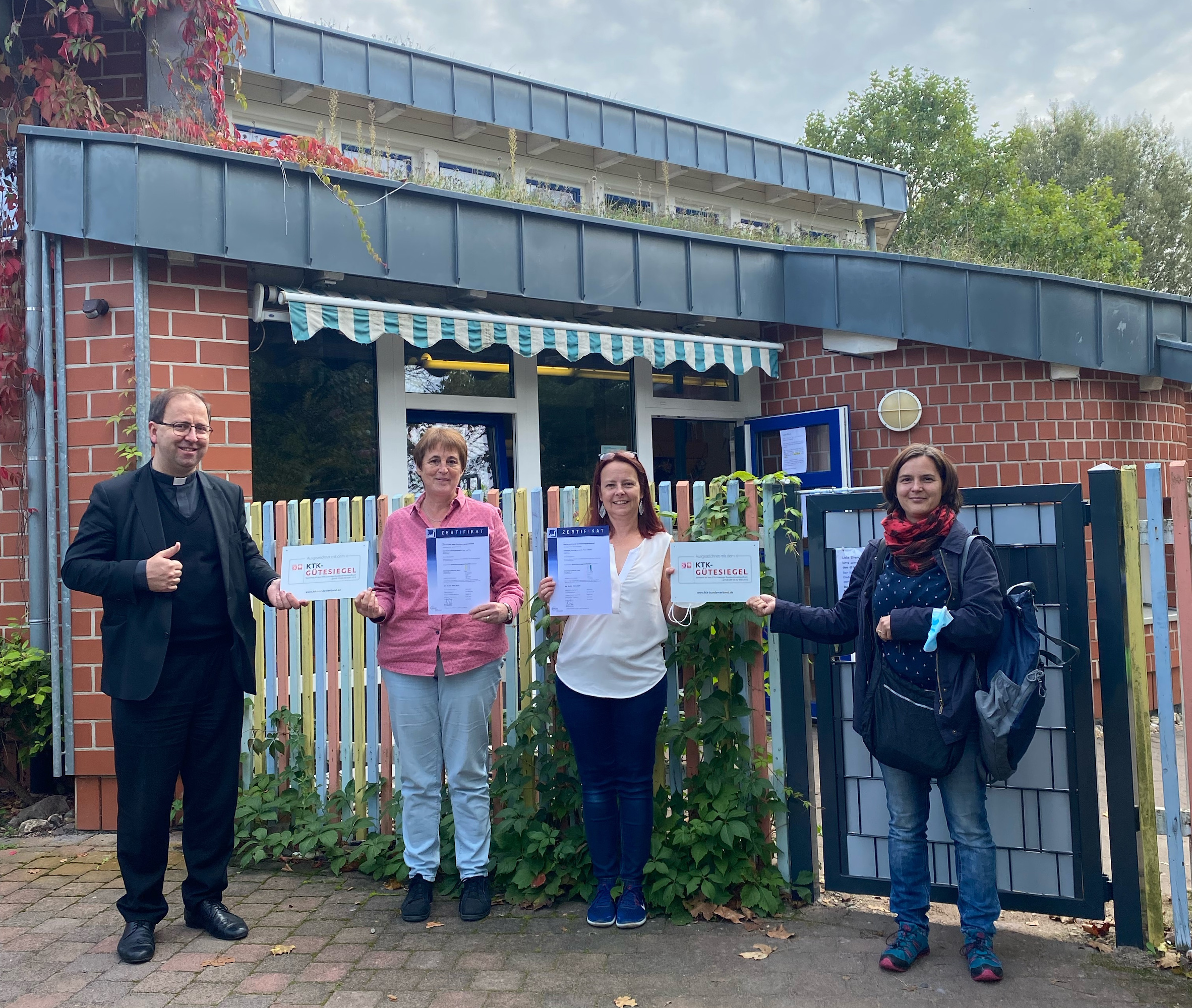  Neues KTK Gütesiegel für die KiTa's: (v.l.n.r.) Pfarrer Szafera, Regina Rachor-Blum (Leitung KiTa Don Bosco), Stefanie Pechan (stellvertretende Leitung St. Josef), Katharina Porth. © Bild: Katharina Porth