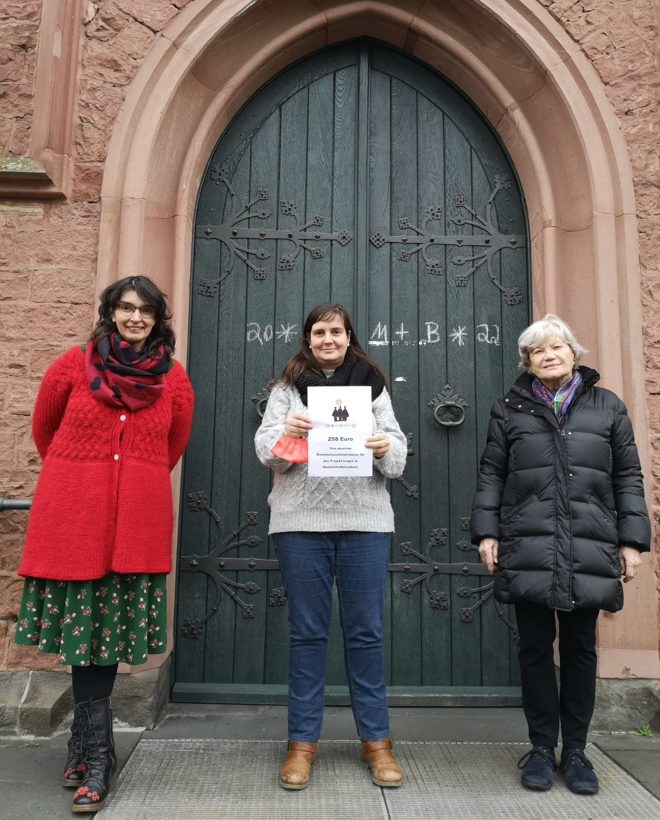  Übergabe des Erlöses des Kommunionkleiderbasar vom 29.01.2022 an Frau Dr. Hilde Kemmerer für das Projekt Inagro / Kolumbien. Personen: (v.l.n.r) Inge Stöckel, Corinna Schwob, Dr. HIlde Kemmerer. Bild © Birgit Maikranz