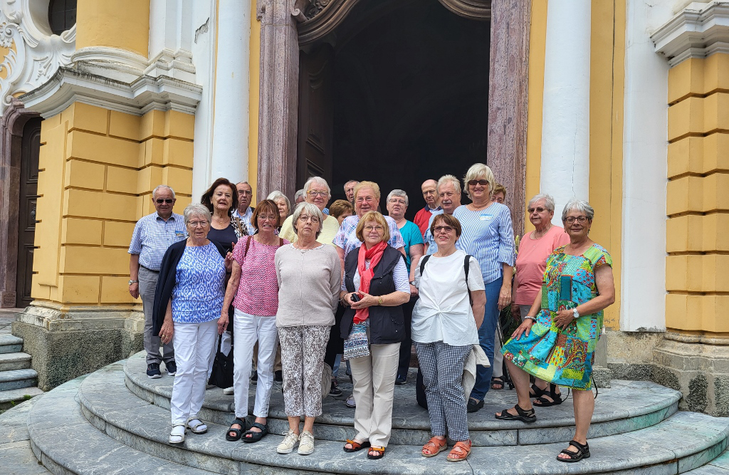  Reisegruppe vor der Basilika Stift Rein in der Steiermark. © Bild: Renate Pfeifer