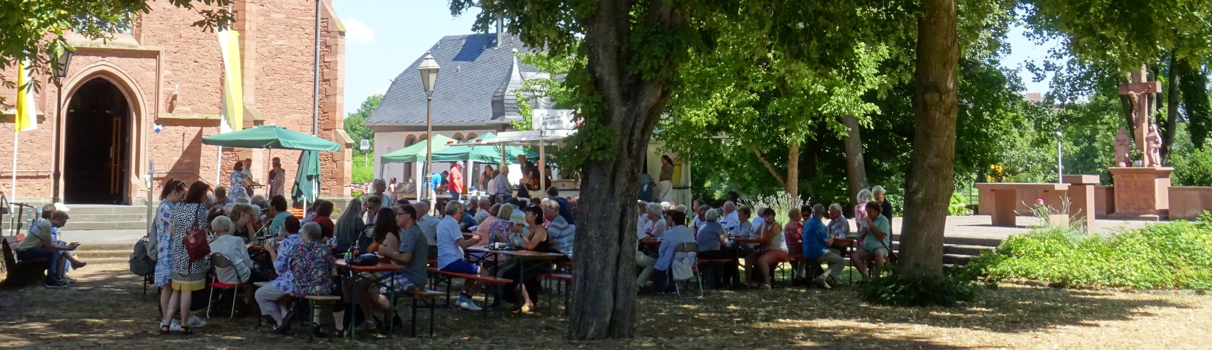  Ein Blick über das Fest der Begegnung im Grünen. © Bild: Christoph Neuert